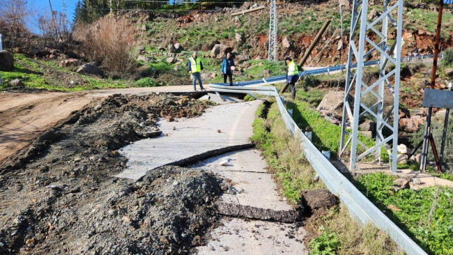 Hatay – Kırıkhan Hassa arasında, köy yolunda ve refüjde yüzey kırığı boyunca yaklaşık 2,5 metre sol yanal yer değiştirme. Fotoğraf: MTA